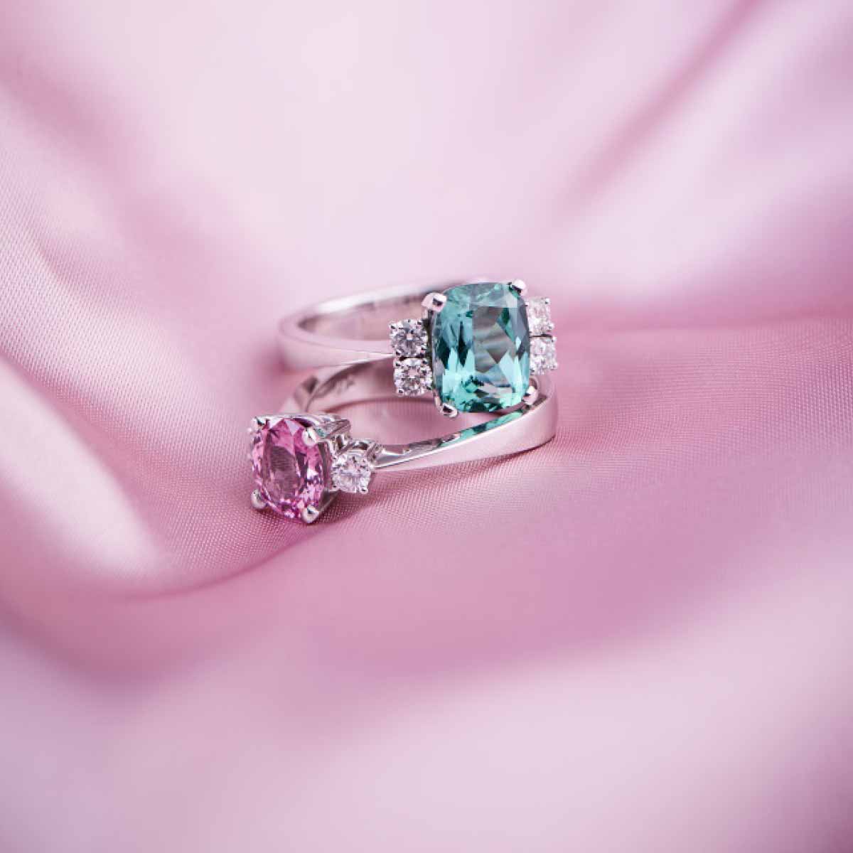 2-hvidguldsringe-med-hhv-rubin-og-safir