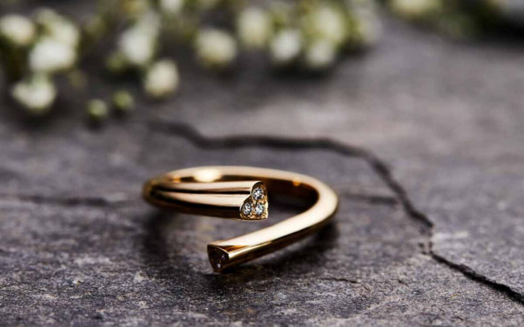 anderledes-hjerteformet-roedguld-fingerring-med-brillianter