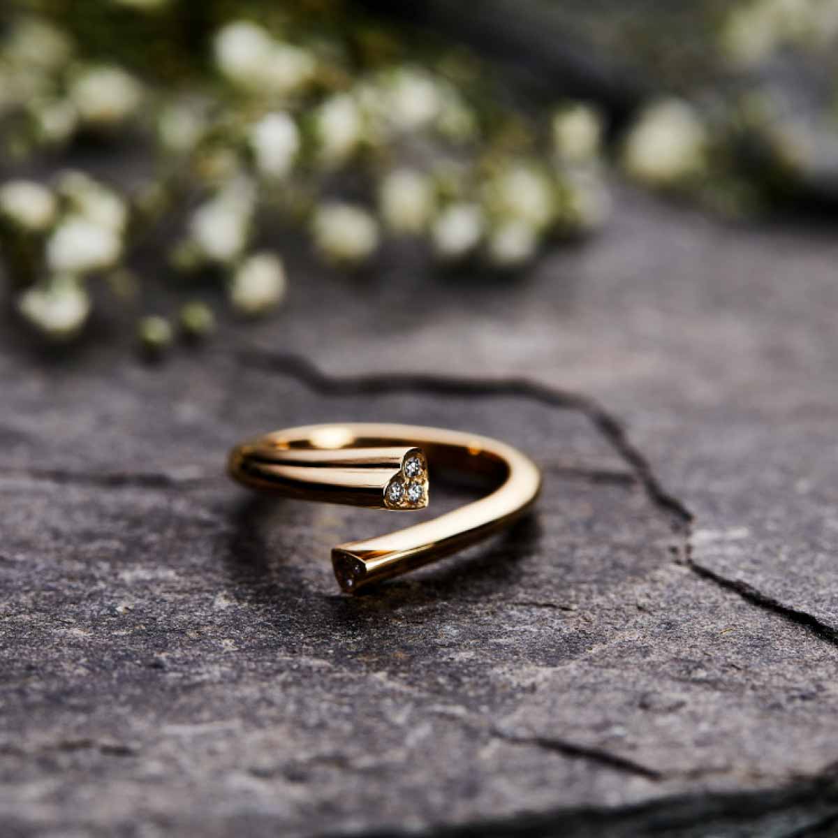 anderledes-hjerteformet-roedguld-fingerring-med-brillianter