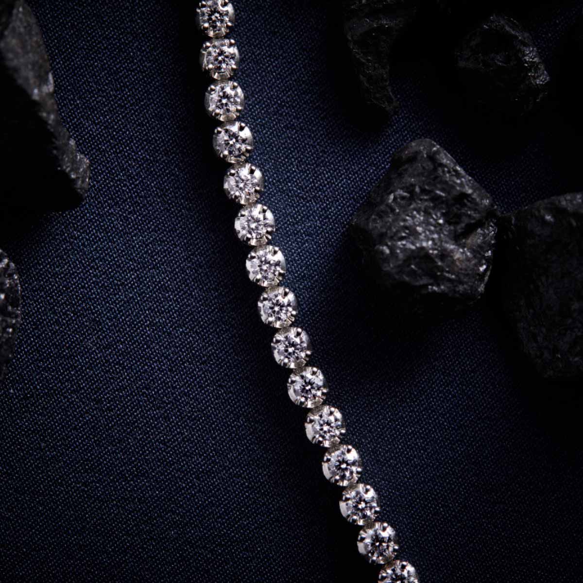 armabaand-med-brillianter-paa-raekke