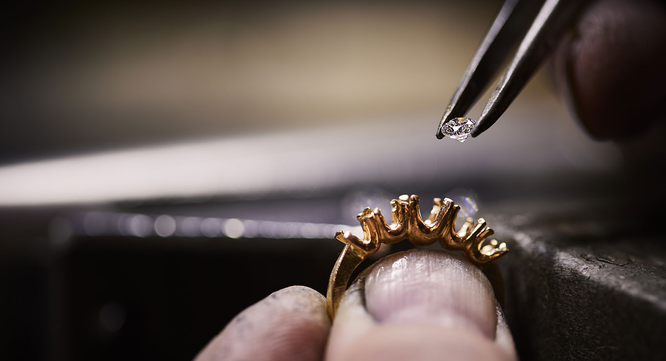 diamant påsættes guldring