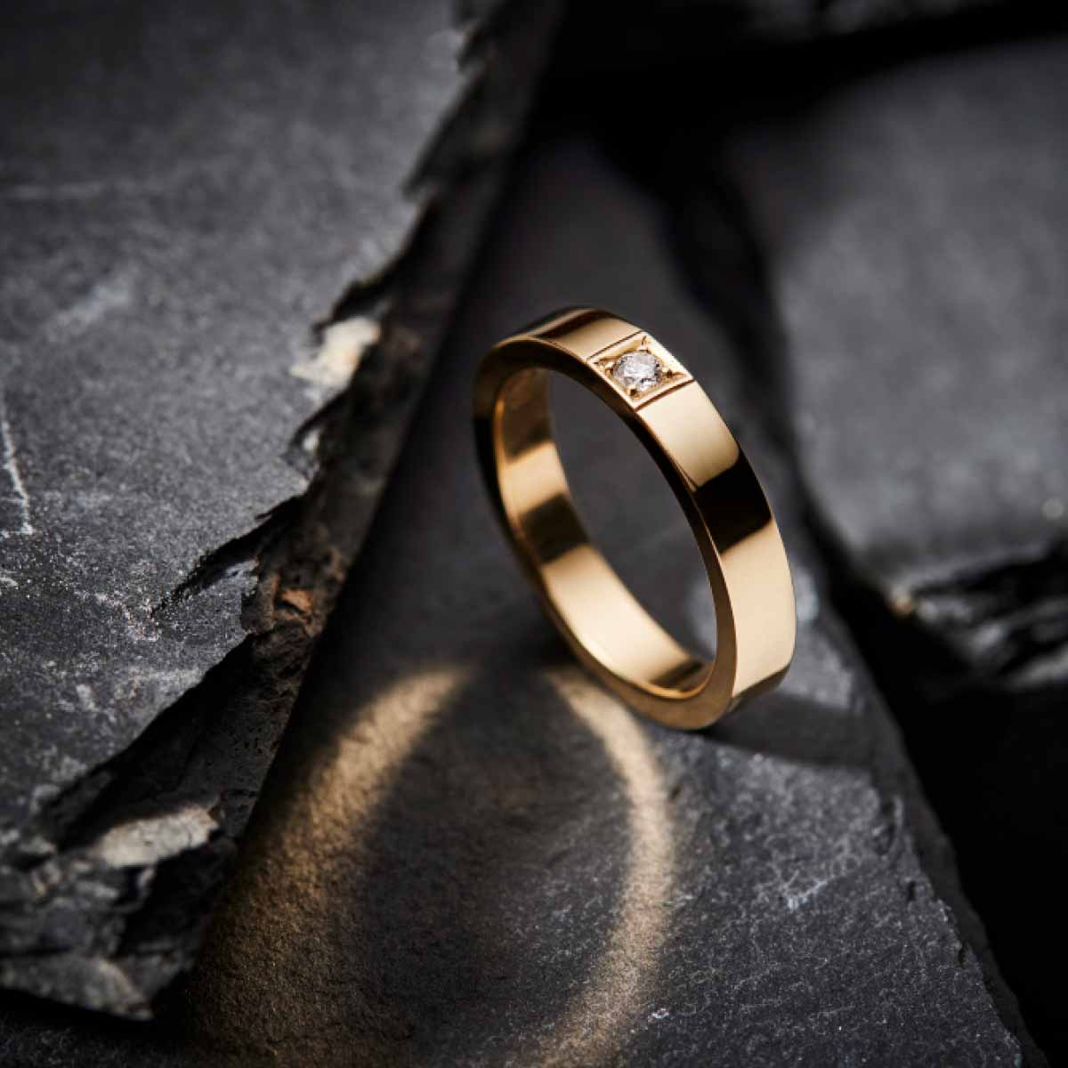 enkel-roedguldfingerring-med-brilliant