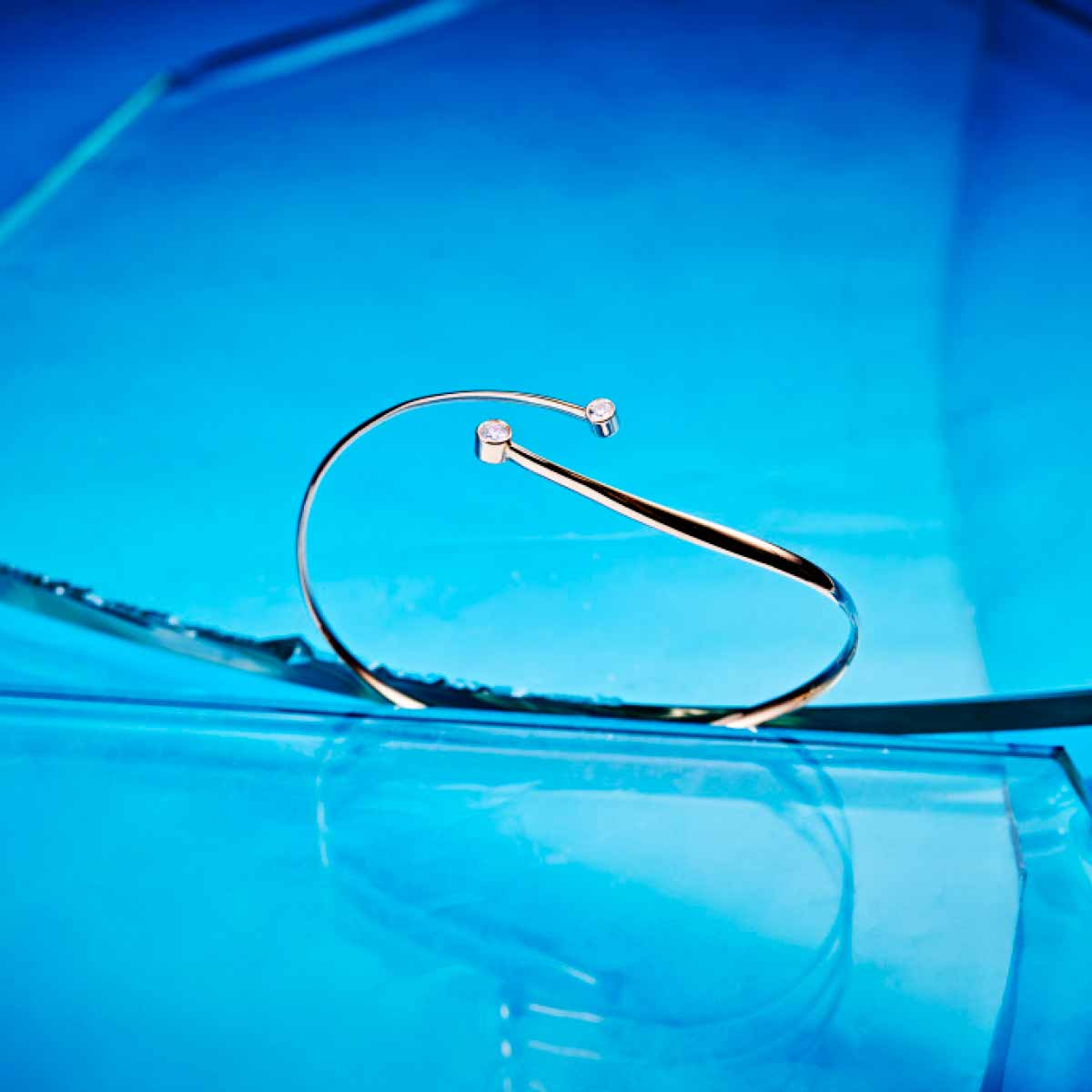 enkelt-soelvarmbaand-med-brillianter