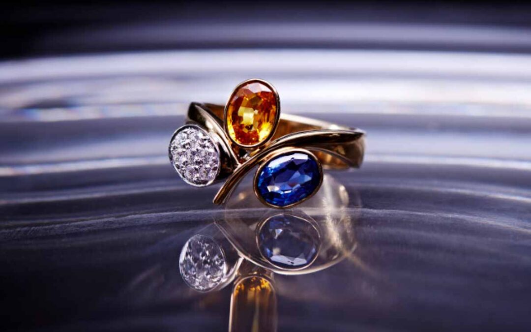 fingerring-i-roedguld-med-3-store-forskelligfaverede-aedelstene