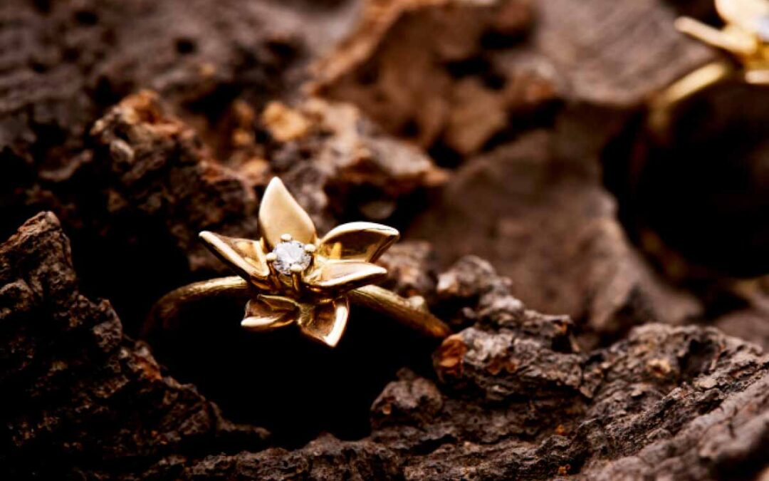 fingerring-iroedguld-med-blomsterkrone-og-brilliant