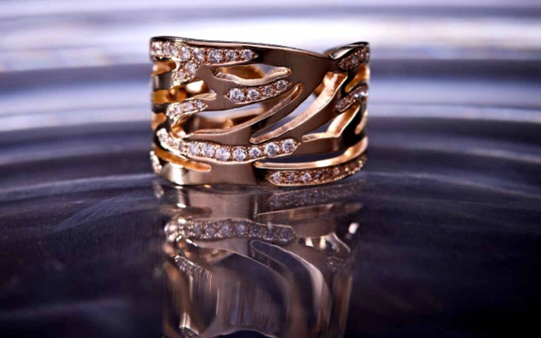 forgrenet-roedgulds-fingerring-med-mange-brillianter