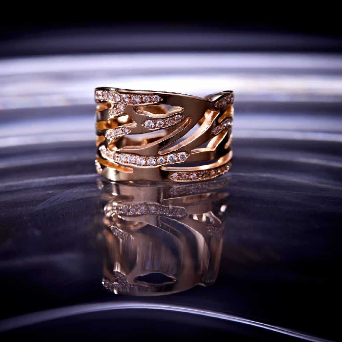 forgrenet-roedgulds-fingerring-med-mange-brillianter