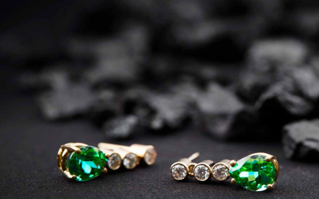 guld-oereringe-med-smaragder-og-brillianter