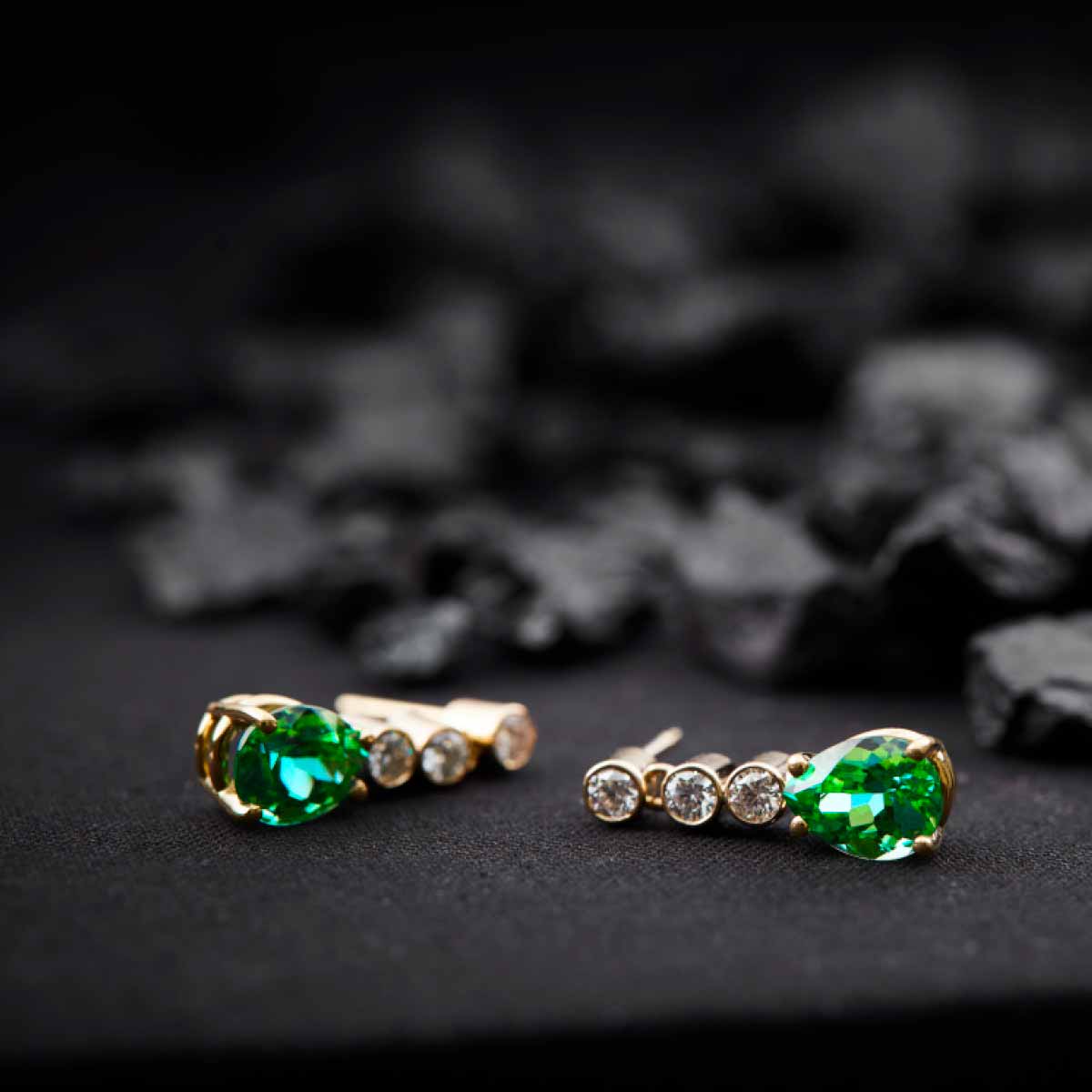 guld-oereringe-med-smaragder-og-brillianter