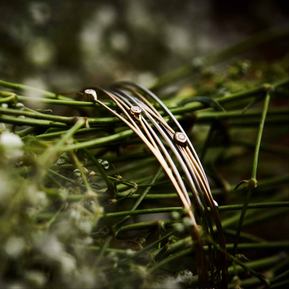 guld-soelvarmbaand-med-aedelstenea