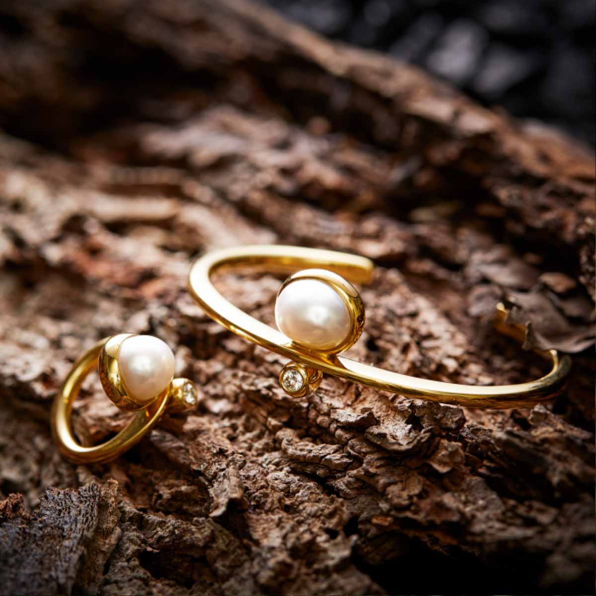 guldarmbaand-og-fingerring-med-hver-een-perle-og-brilliant