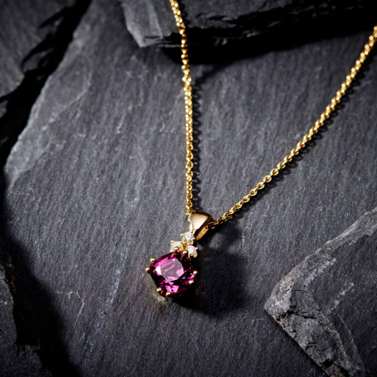 guldkaede-med-brillianter-og-rosa-aedelsten