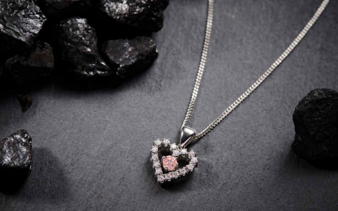 haldskaede-med-brillianter-i-hjerteform-med-rosa-aedelsten-i-centrum
