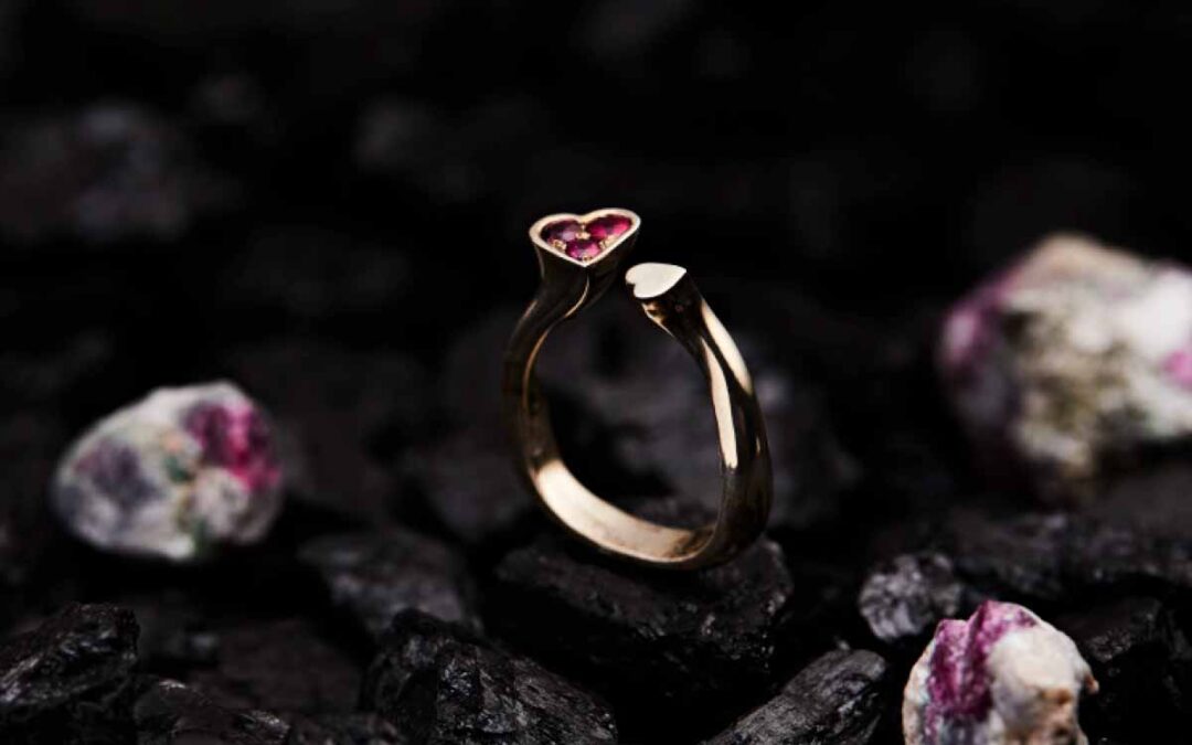 hjerteformet-fingerring-med-rubiner-i-hjerteform-og-guldhjerte