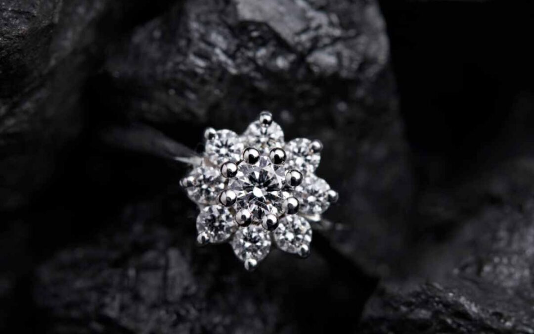 hvidguld-fingerring-med-8-brillianter-i-cirkel-og-en-stoerre-i-midten