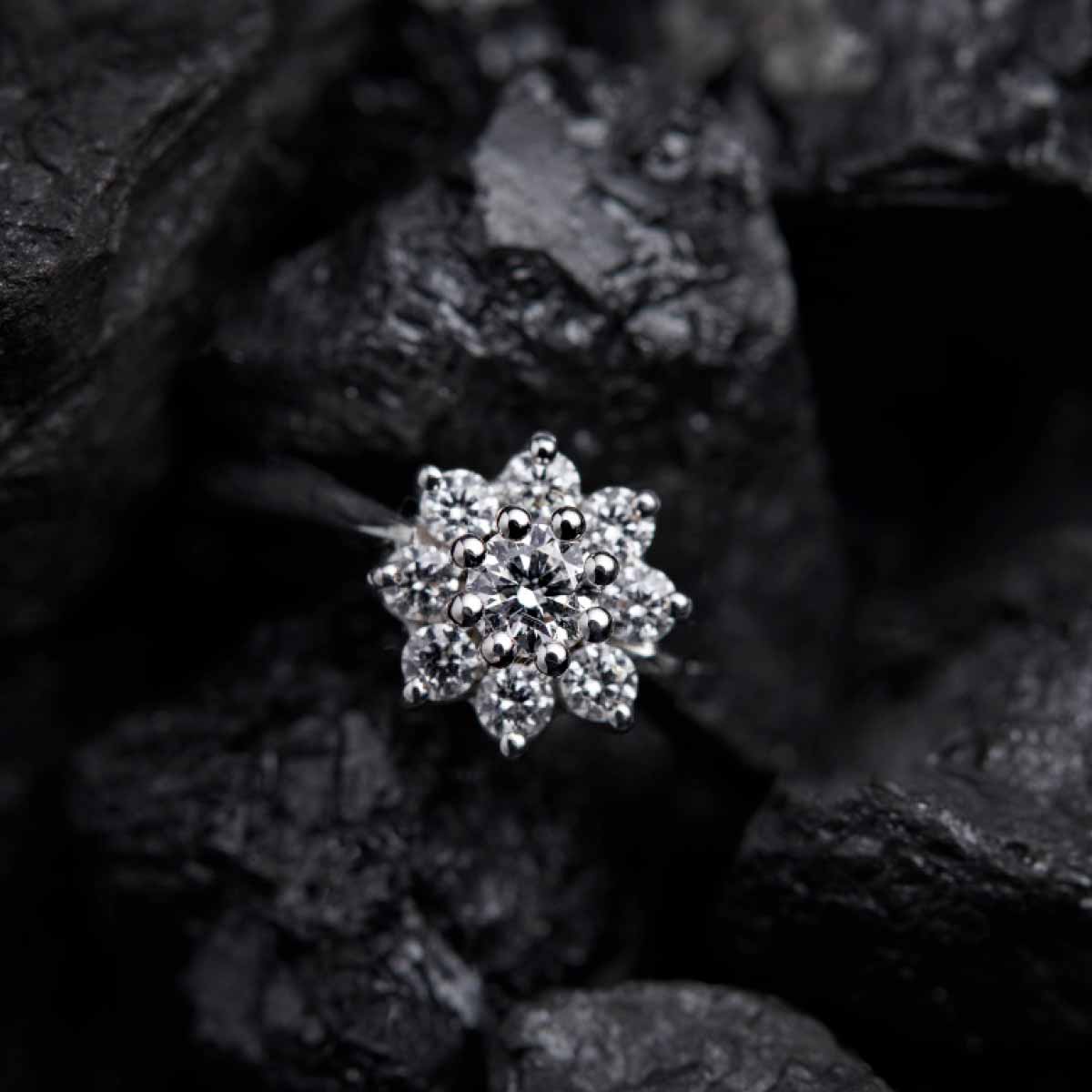 hvidguld-fingerring-med-8-brillianter-i-cirkel-og-en-stoerre-i-midten