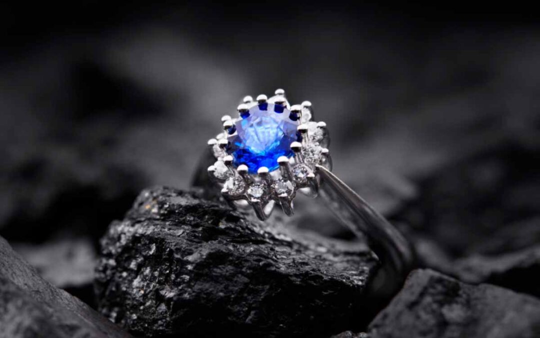 hvidguld-fingerring-med-brillianter-i-cirkel-med-stor-safir-i-centrum