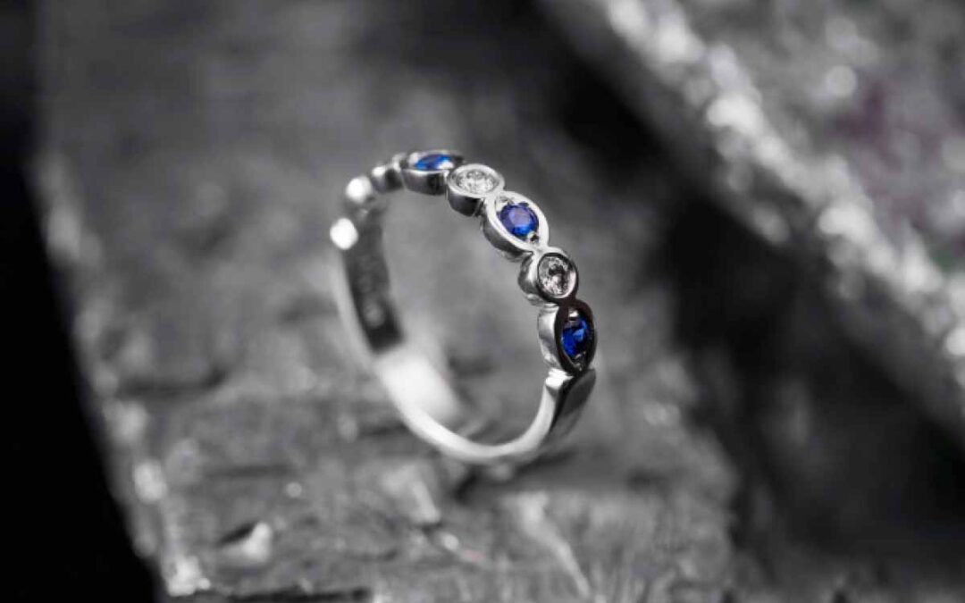 hvidguld-fingerring-med-brillianter-og-safirer