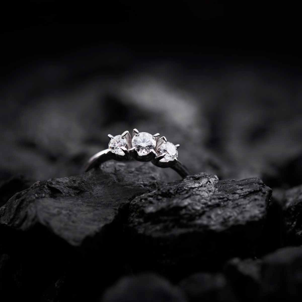 hvidguld-solitarirering-med-3-brillianter