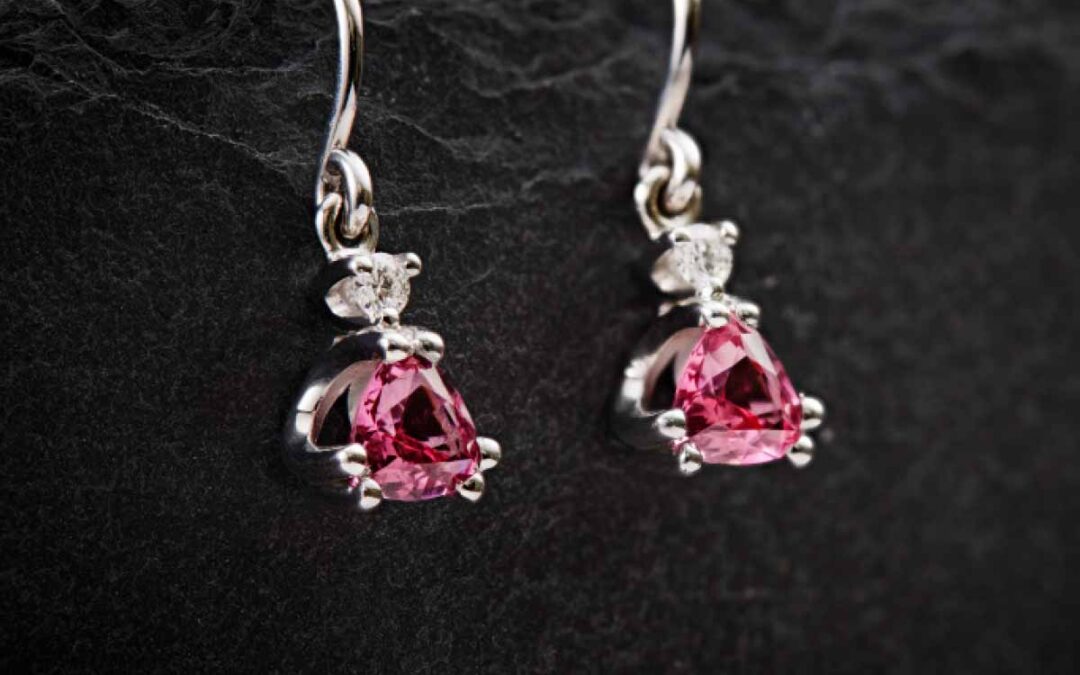 hvidgulds-oerehaengere-med-rosa-aedelsten-og-brillianter