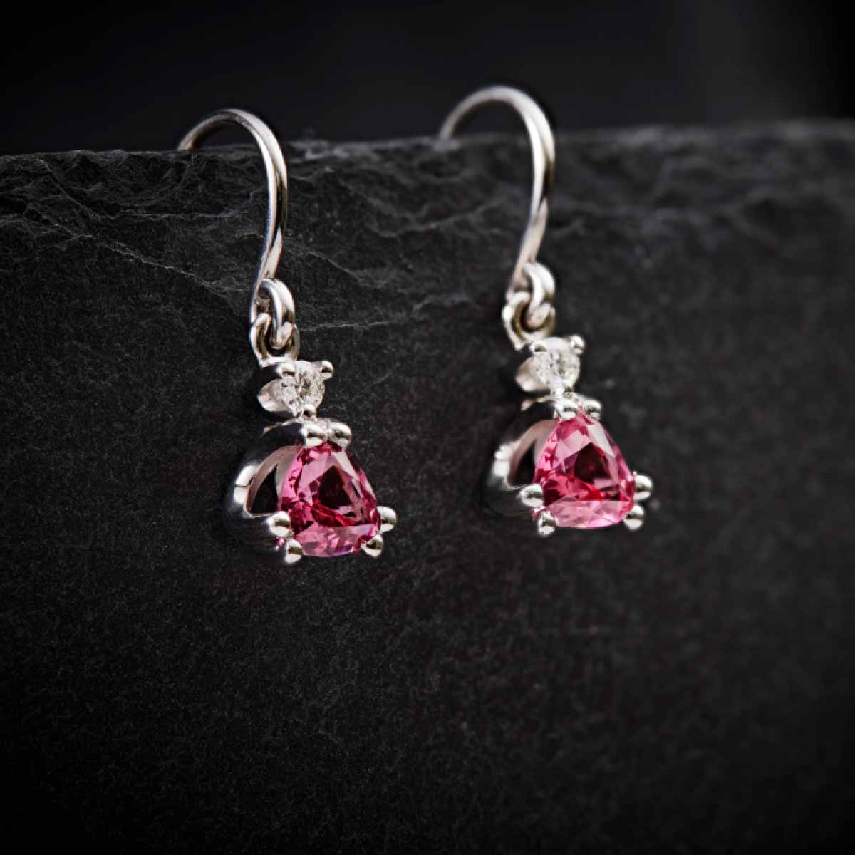 hvidgulds-oerehaengere-med-rosa-aedelsten-og-brillianter