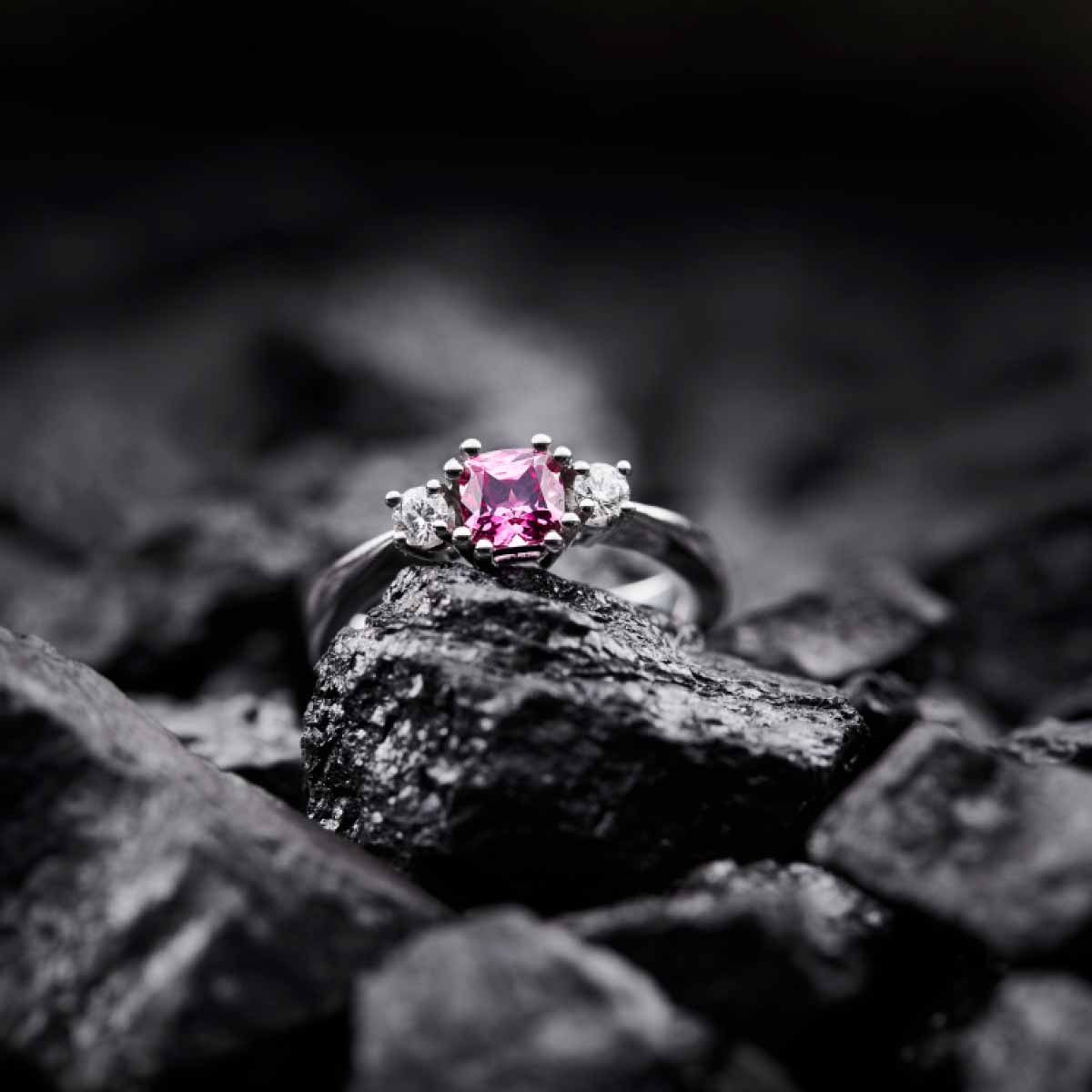 hvidguldsring-med-rubin-og-brillianter