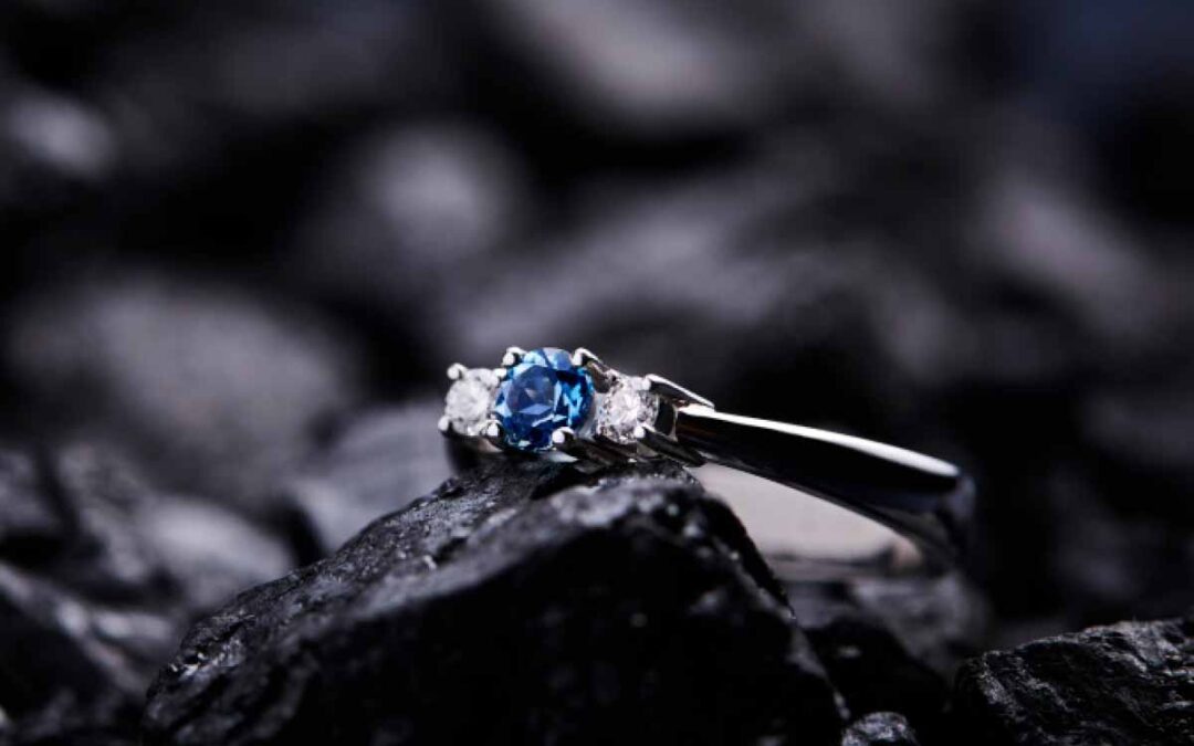 hvidguldsring-med-safir-og-2-brillianter