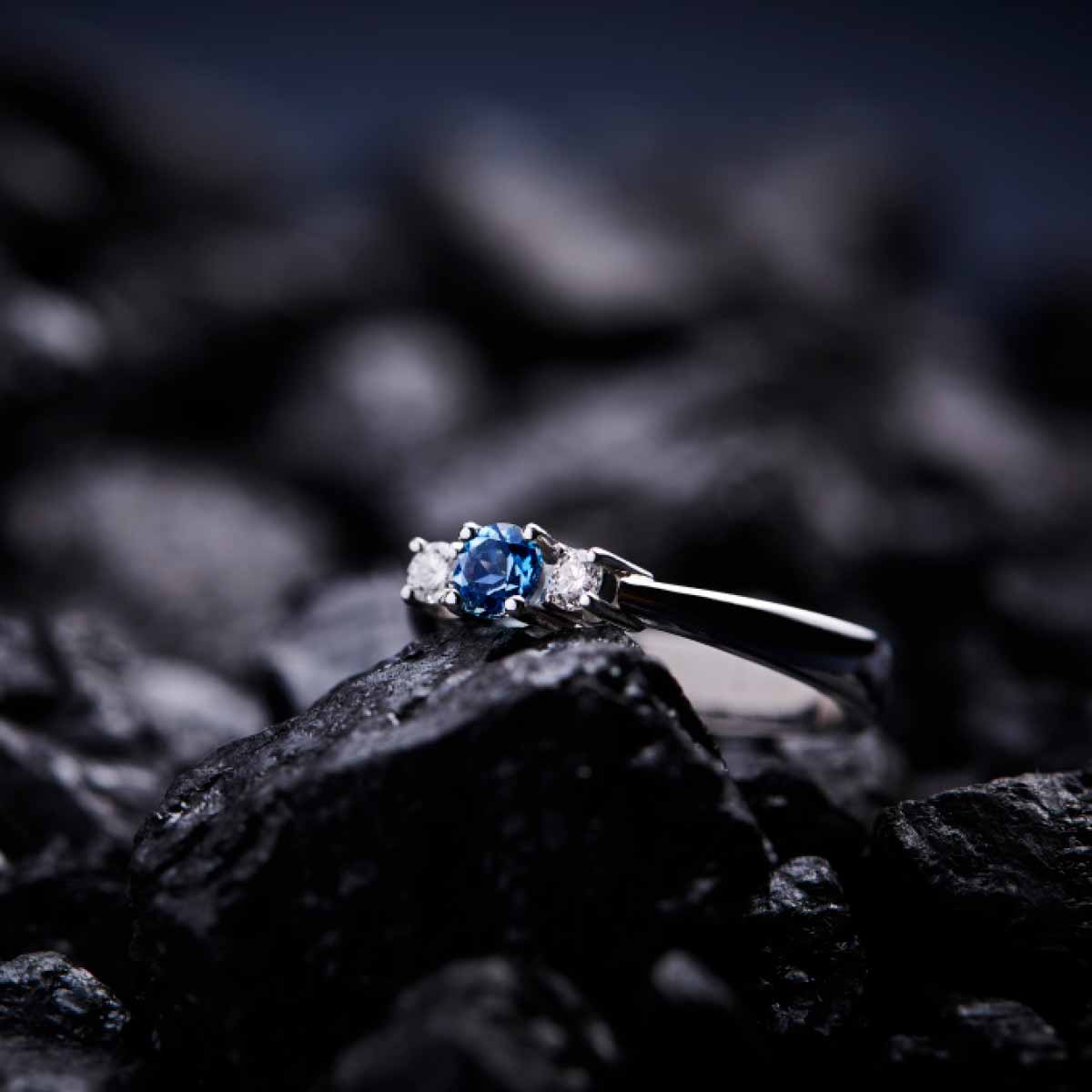 hvidguldsring-med-safir-og-2-brillianter