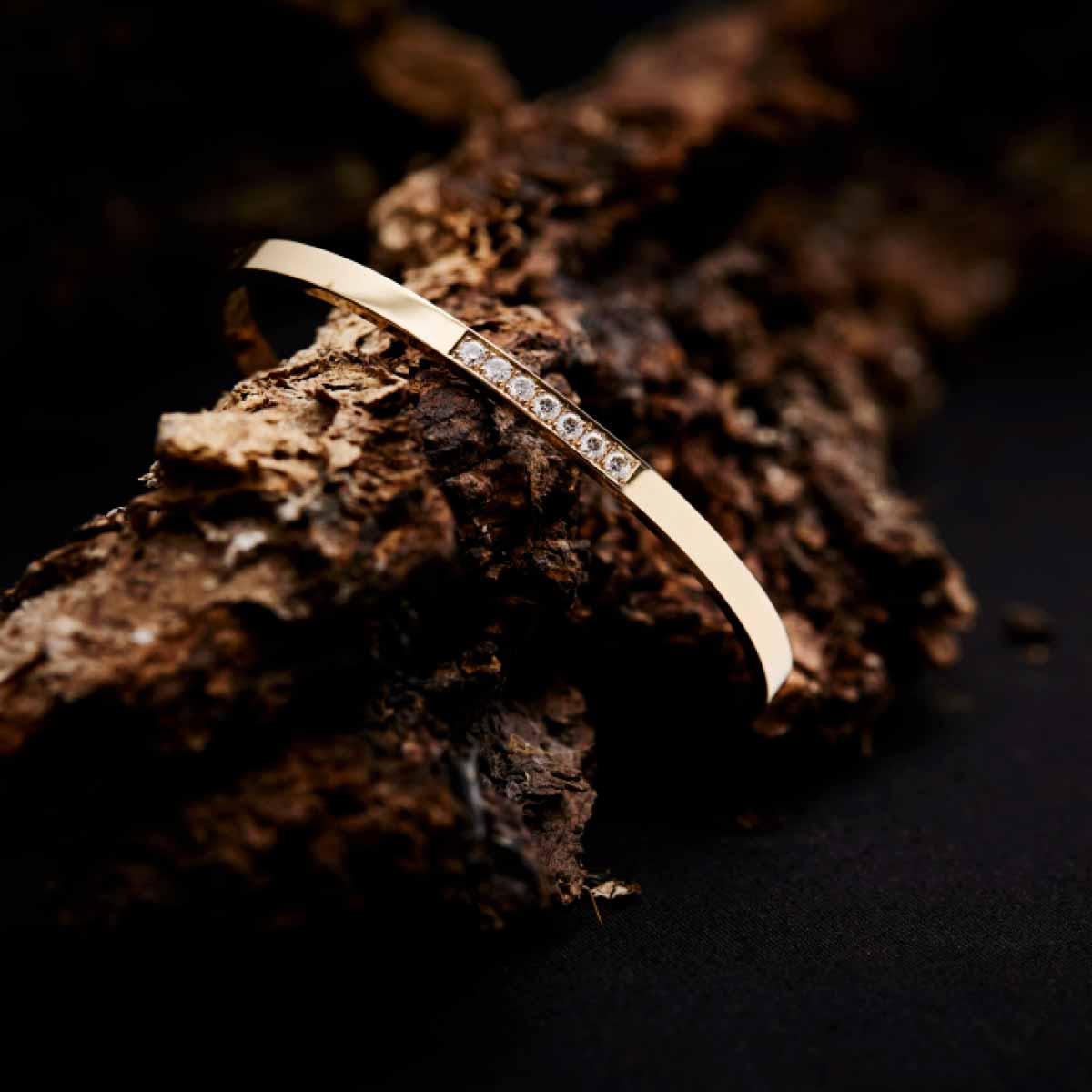 massivt-roedguldsarmbaand-med-indsatte-brillianter