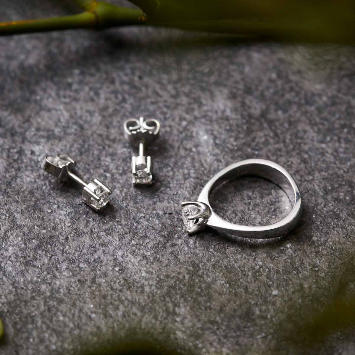 oerestikker-og-ring-i-hvidguld-med-brillianter