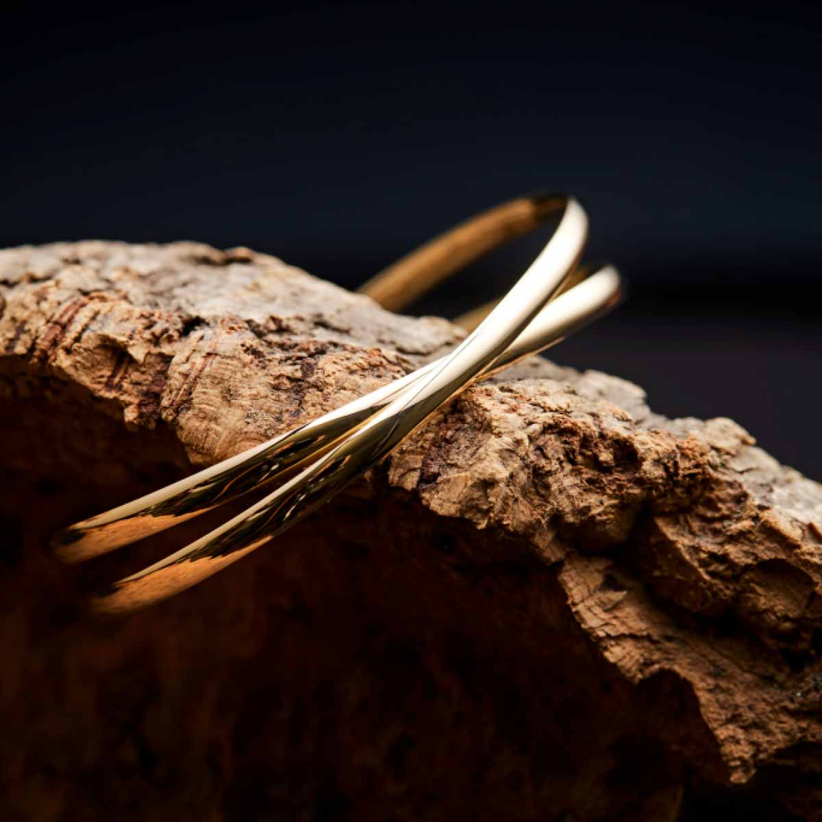 rodguld-armbaand-med-2-snoede-massive-krydsende-ringe