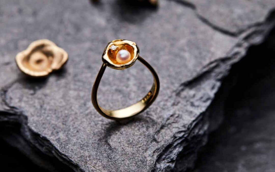 roedguld-fingerring-med-skaaleformet-fordybning-med-perle-og-brilliant