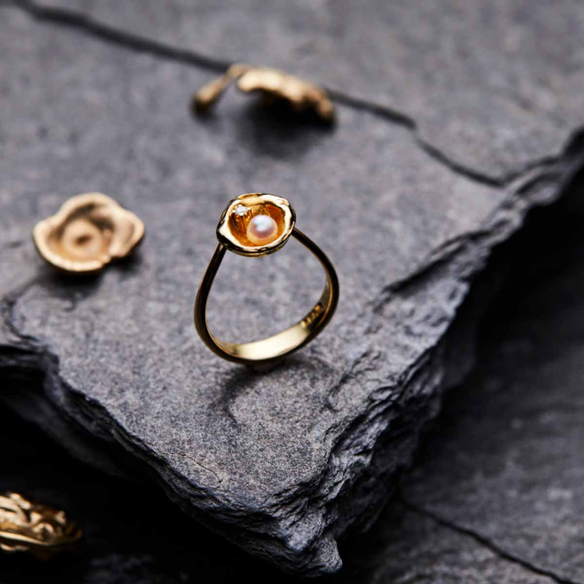 roedguld-fingerring-med-skaaleformet-fordybning-med-perle-og-brilliant