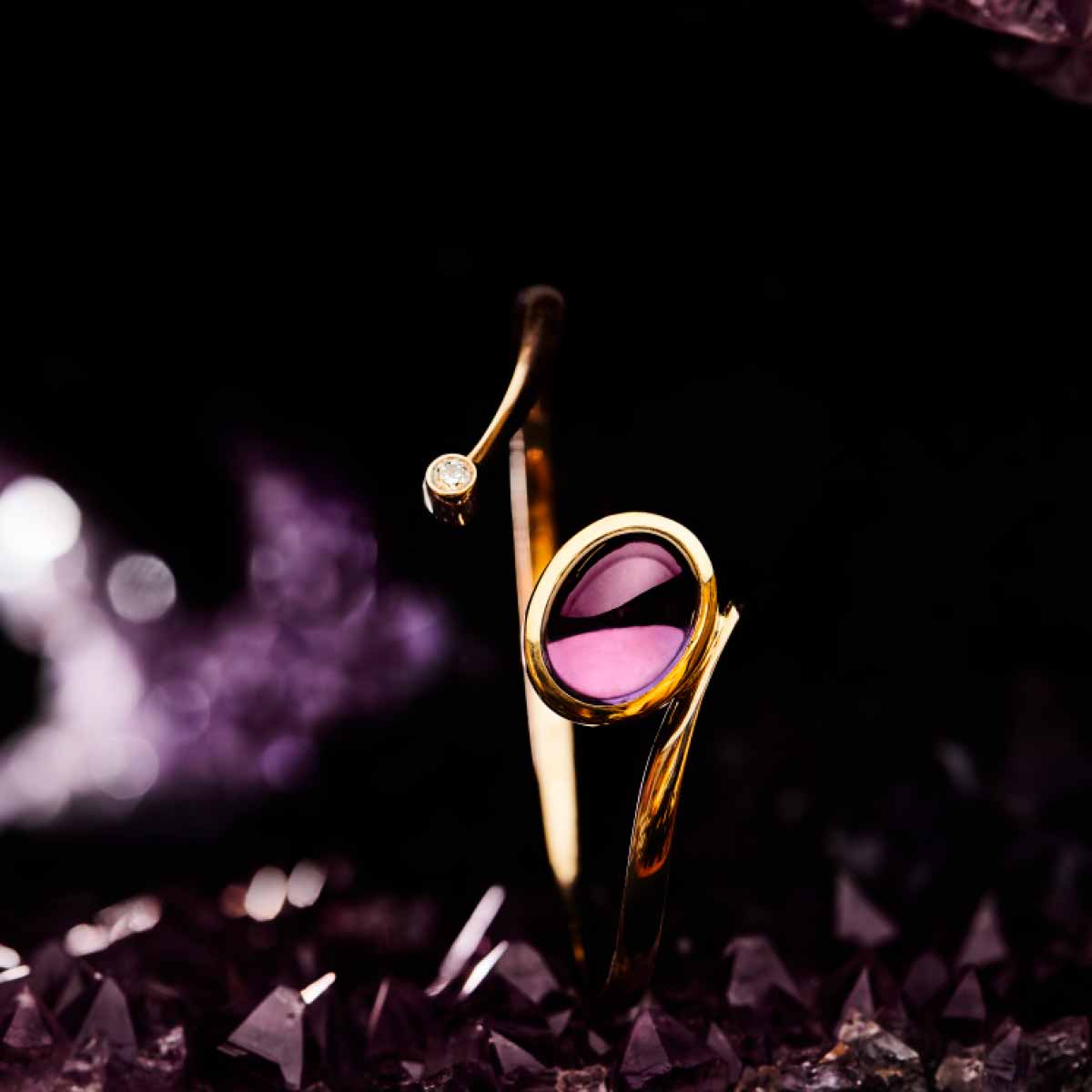 roedguldsarbaand-med-brilliant-i-en-ende-og-rosa-aedelsten-i-anden-ende