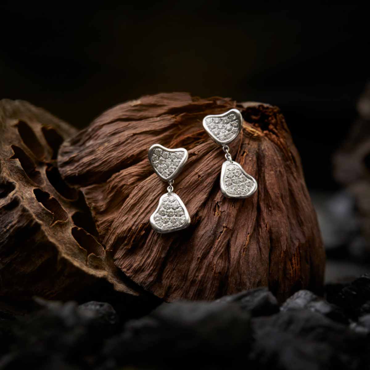 soelvfarvede-oereringe-med-brillianter