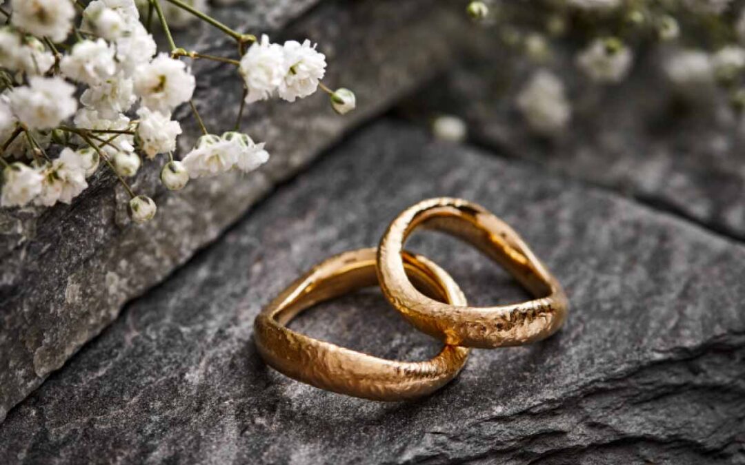 vielsesringe-i-roedguld-med-boelgeform-og-ujaevn-overflade