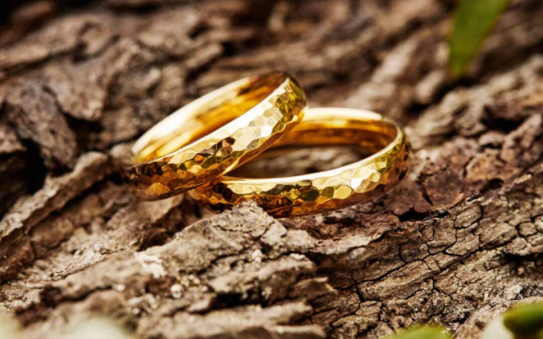 vielsesringe-i-roedguld-med-faceteret-overflade