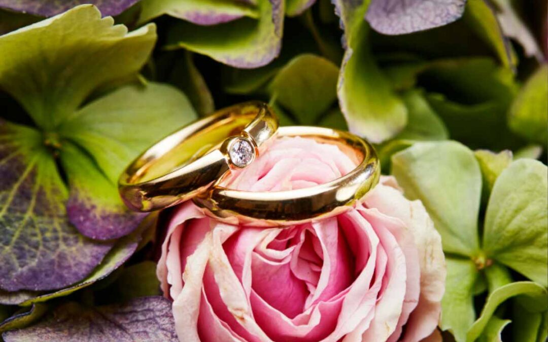 vielsesringe-i-roedguld-med-og-uden-brilliant