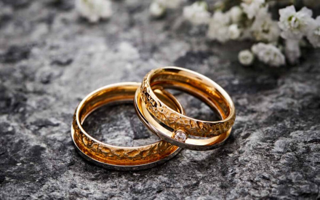 vielsesringe-i-roedguld-med-ornamentering