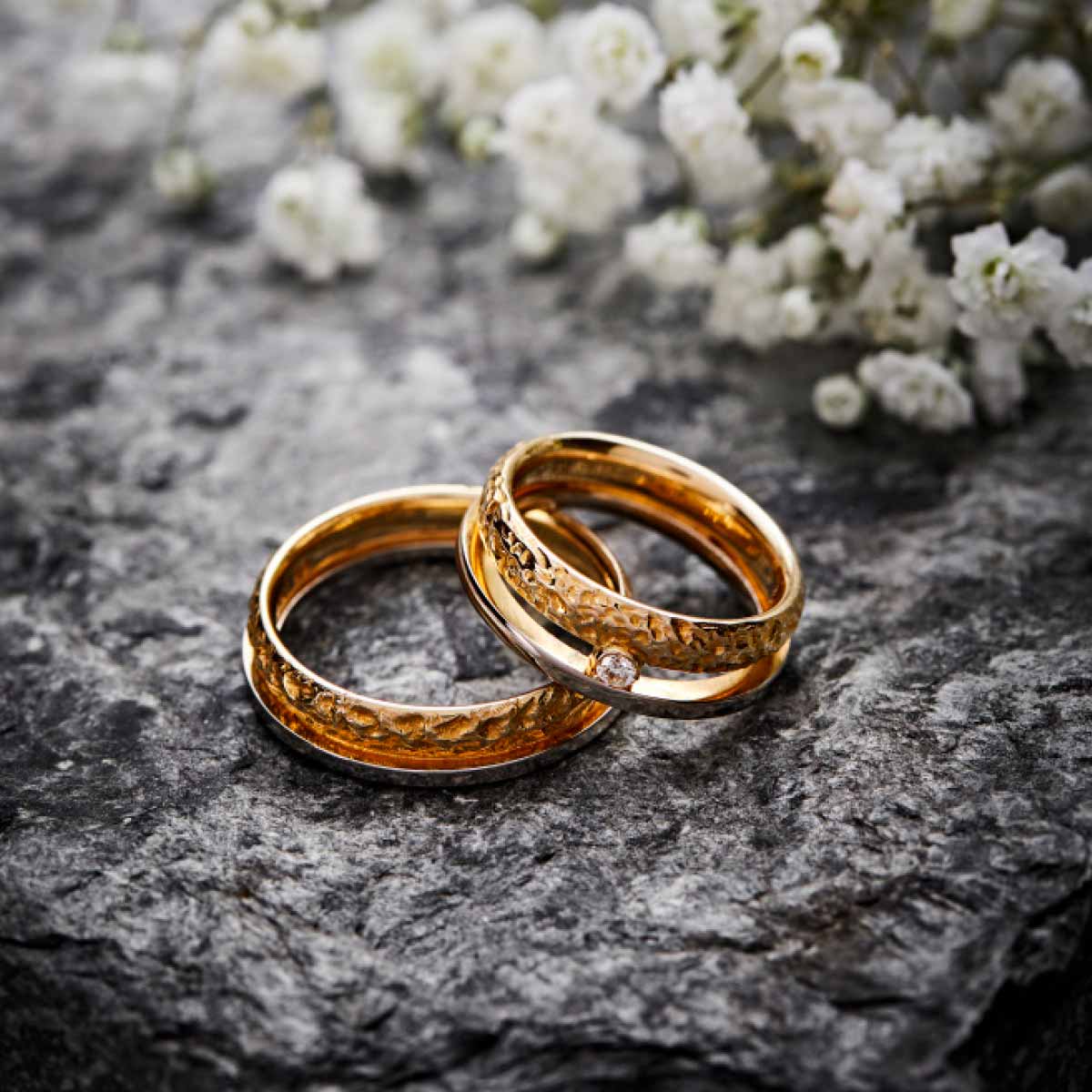 vielsesringe-i-roedguld-med-ornamentering