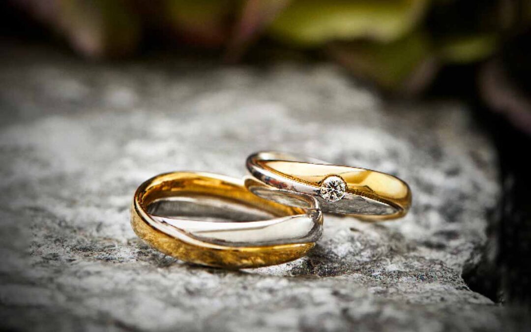 vielsesringe-i-roedguld-og-hvidguld-med-brilliant