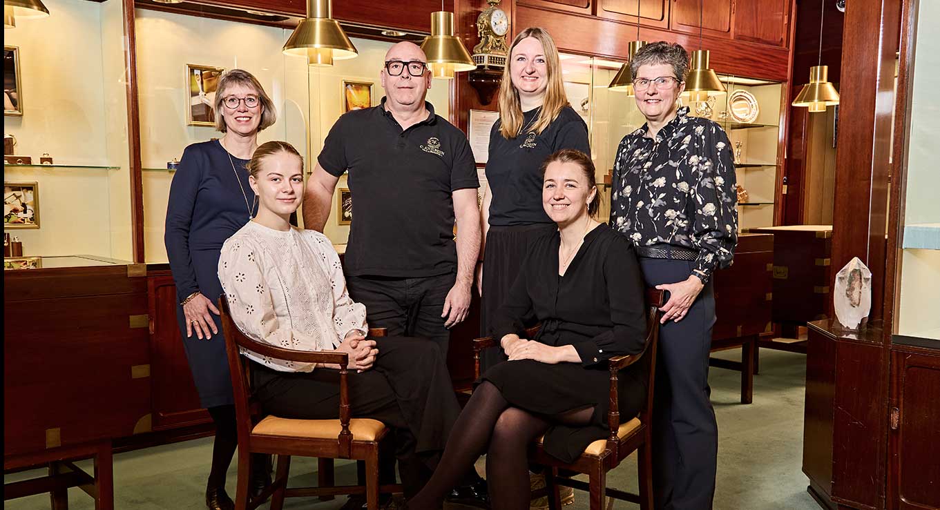 fællesbillede af medarbejdere hos guldsmed Antonsen i Odense-vestergade