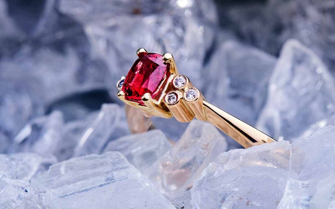 Forlovelsesring i guld med rød spinel og 6 brillanter
