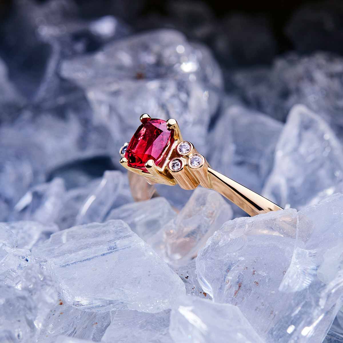 Forlovelsesring i guld med rød spinel og 6 brillanter