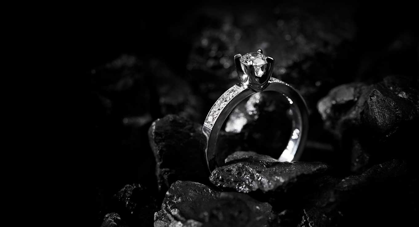 solitairering i hvidguld med en stor og flere mindre brillianter