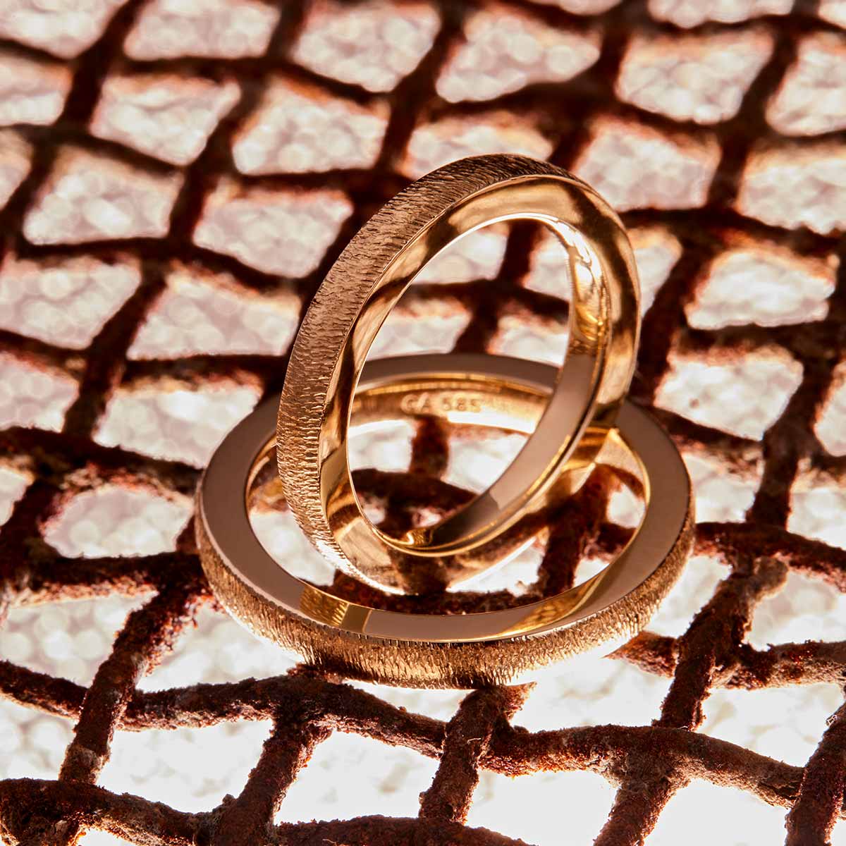 Vielsesringe i guld med filet overflade