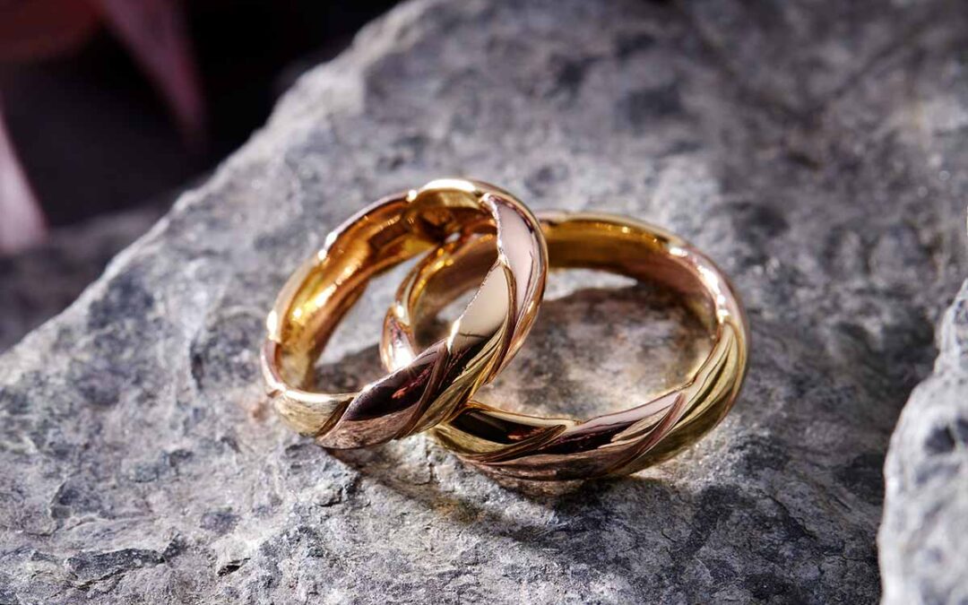Vielsesringe i snoet gult og rødt guld