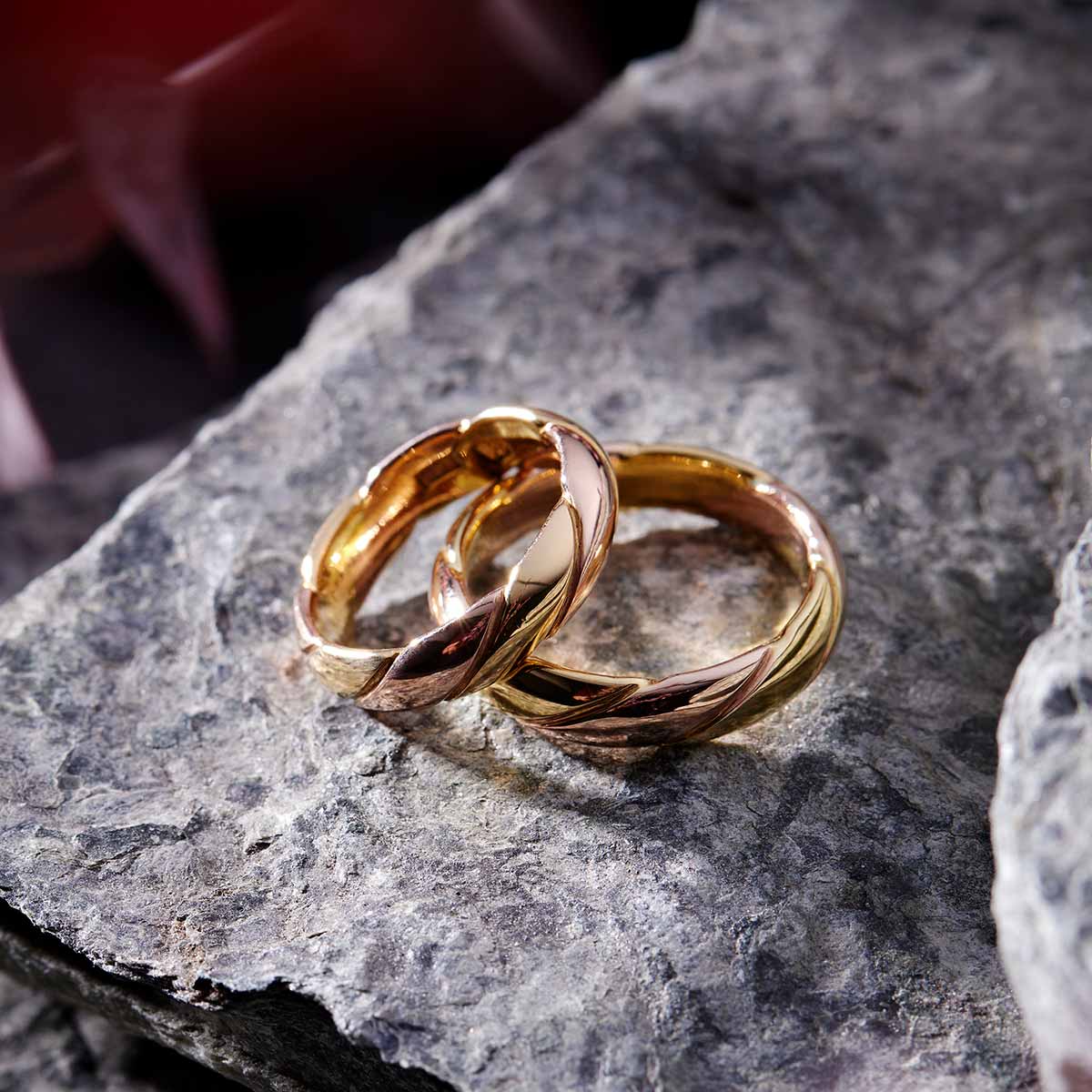 Vielsesringe i snoet gult og rødt guld